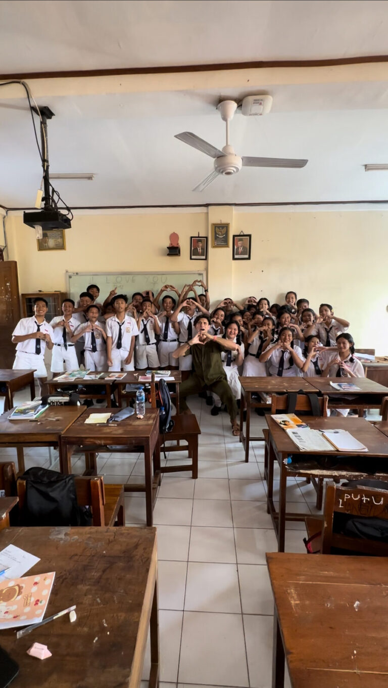 Franek na lekcji w szkolnej klasie w Indonezji